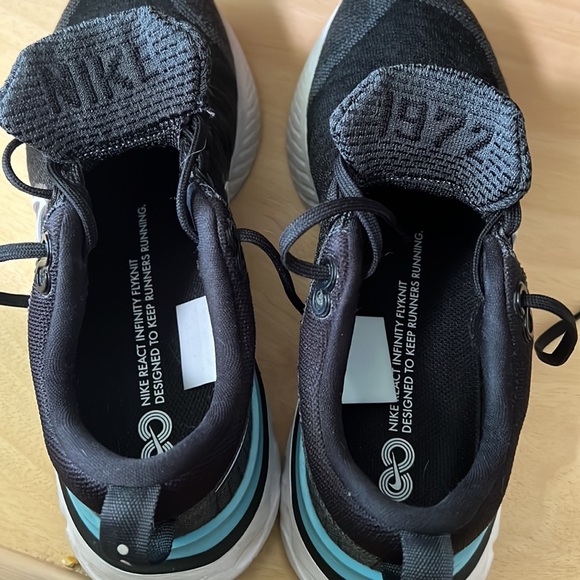 Nike infinity run flyknit, black white and blue, size 9 - Picture 3 of 4